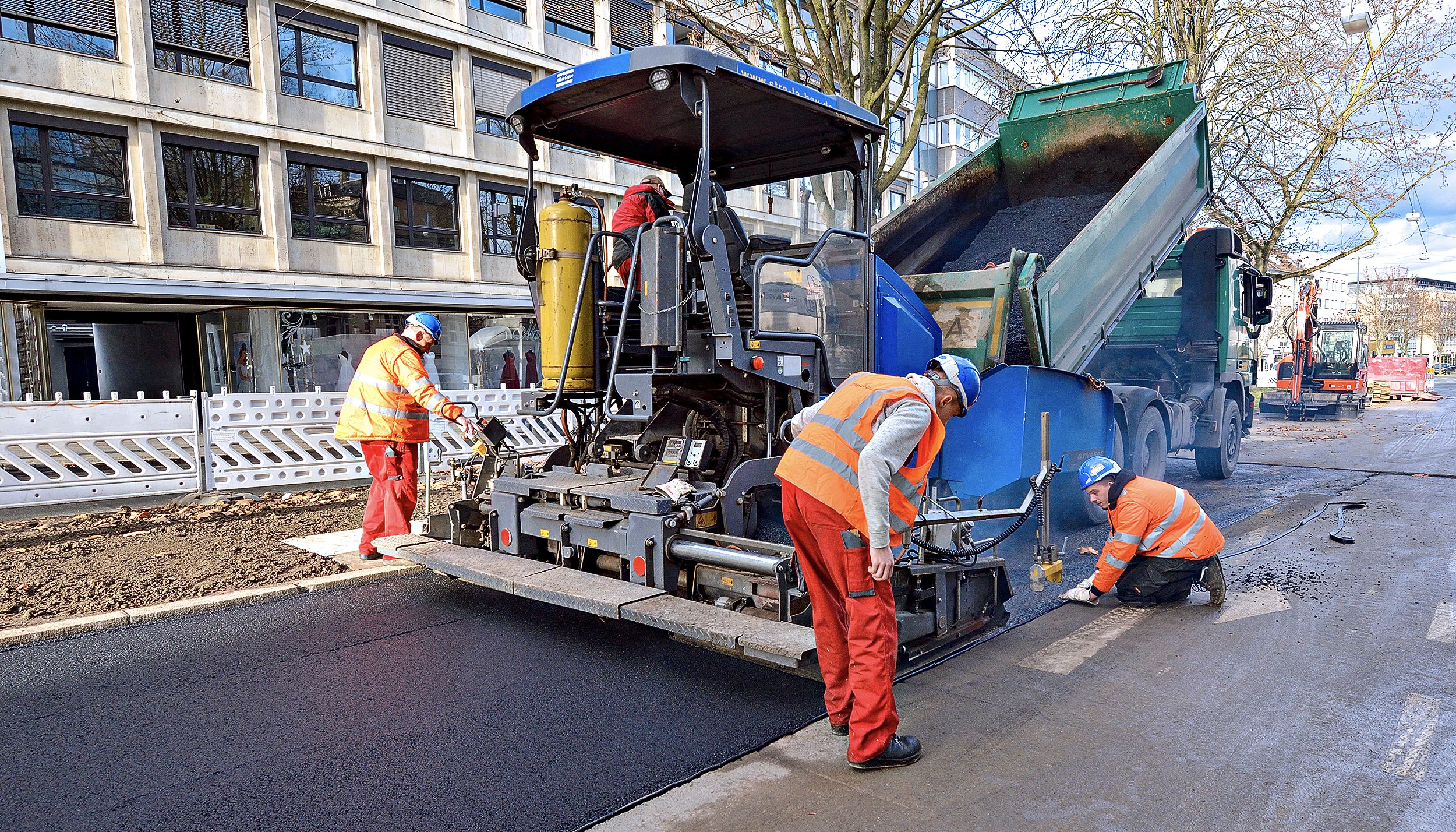 Spezialisten im Straßen-, Asphalt-, Kanal- und Tiefbau gesucht? Bestens, denn das sind genau unsere Baustellen. Mit mehr als 35 Jahren Erfahrung in diesen Bereichen und als qualifizierter Fachbetrieb für WHG Dichtflächen haben Sie mit STRA-LA-BAU einen zuverlässigen Partner an Ihrer Seite, wenn es um die termingerechte und professionelle Realisation von Bauvorhaben geht. Unsere Experten beraten Sie gern ausführlich zu unseren flexiblen und individuellen Leistungen.