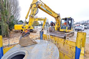 Spezialisten im Straßen-, Asphalt-, Kanal- und Tiefbau gesucht? Bestens, denn das sind genau unsere Baustellen. Mit mehr als 35 Jahren Erfahrung in diesen Bereichen und als qualifizierter Fachbetrieb für WHG Dichtflächen haben Sie mit STRA-LA-BAU einen zuverlässigen Partner an Ihrer Seite, wenn es um die termingerechte und professionelle Realisation von Bauvorhaben geht. Unsere Experten beraten Sie gern ausführlich zu unseren flexiblen und individuellen Leistungen.