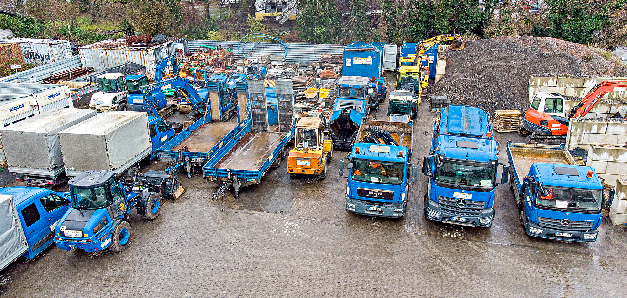 Spezialisten im Straßen-, Asphalt-, Kanal- und Tiefbau gesucht? Bestens, denn das sind genau unsere Baustellen. Mit mehr als 35 Jahren Erfahrung in diesen Bereichen und als qualifizierter Fachbetrieb für WHG Dichtflächen haben Sie mit STRA-LA-BAU einen zuverlässigen Partner an Ihrer Seite, wenn es um die termingerechte und professionelle Realisation von Bauvorhaben geht. Unsere Experten beraten Sie gern ausführlich zu unseren flexiblen und individuellen Leistungen. Sprechen Sie uns an, wir freuen uns auf Sie, Ihr Team STRA-LA-BAU