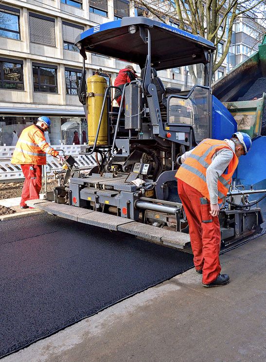 Spezialisten im Straßen-, Asphalt-, Kanal- und Tiefbau gesucht? Bestens, denn das sind genau unsere Baustellen. Mit mehr als 35 Jahren Erfahrung in diesen Bereichen und als qualifizierter Fachbetrieb für WHG Dichtflächen haben Sie mit STRA-LA-BAU einen zuverlässigen Partner an Ihrer Seite, wenn es um die termingerechte und professionelle Realisation von Bauvorhaben geht. Unsere Experten beraten Sie gern ausführlich zu unseren flexiblen und individuellen Leistungen.