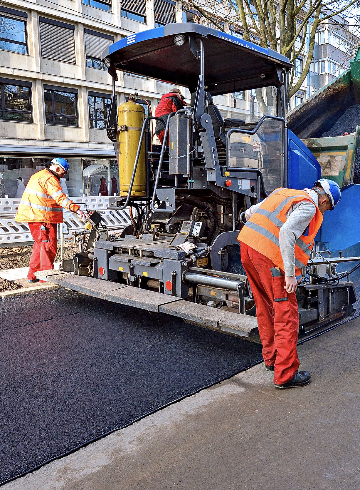 Spezialisten im Straßen-, Asphalt-, Kanal- und Tiefbau gesucht? Bestens, denn das sind genau unsere Baustellen. Mit mehr als 35 Jahren Erfahrung in diesen Bereichen und als qualifizierter Fachbetrieb für WHG Dichtflächen haben Sie mit STRA-LA-BAU einen zuverlässigen Partner an Ihrer Seite, wenn es um die termingerechte und professionelle Realisation von Bauvorhaben geht. Unsere Experten beraten Sie gern ausführlich zu unseren flexiblen und individuellen Leistungen.