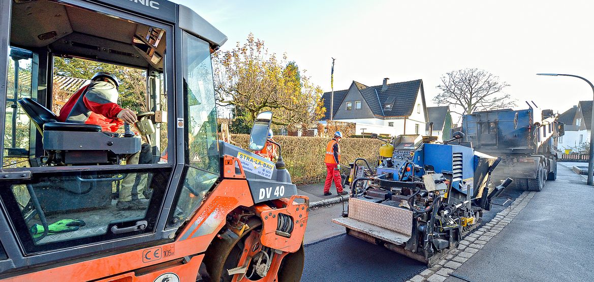 Spezialisten im Straßen-, Asphalt-, Kanal- und Tiefbau gesucht? Bestens, denn das sind genau unsere Baustellen. Mit mehr als 35 Jahren Erfahrung in diesen Bereichen und als qualifizierter Fachbetrieb für WHG Dichtflächen haben Sie mit STRA-LA-BAU einen zuverlässigen Partner an Ihrer Seite, wenn es um die termingerechte und professionelle Realisation von Bauvorhaben geht. Unsere Experten beraten Sie gern ausführlich zu unseren flexiblen und individuellen Leistungen. Sprechen Sie uns an, wir freuen uns auf Sie, Ihr Team STRA-LA-BAU