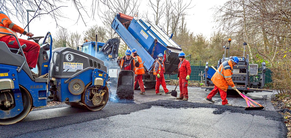 Spezialisten im Straßen-, Asphalt-, Kanal- und Tiefbau gesucht? Bestens, denn das sind genau unsere Baustellen. Mit mehr als 35 Jahren Erfahrung in diesen Bereichen und als qualifizierter Fachbetrieb für WHG Dichtflächen haben Sie mit STRA-LA-BAU einen zuverlässigen Partner an Ihrer Seite, wenn es um die termingerechte und professionelle Realisation von Bauvorhaben geht. Unsere Experten beraten Sie gern ausführlich zu unseren flexiblen und individuellen Leistungen. Sprechen Sie uns an, wir freuen uns auf Sie, Ihr Team STRA-LA-BAU