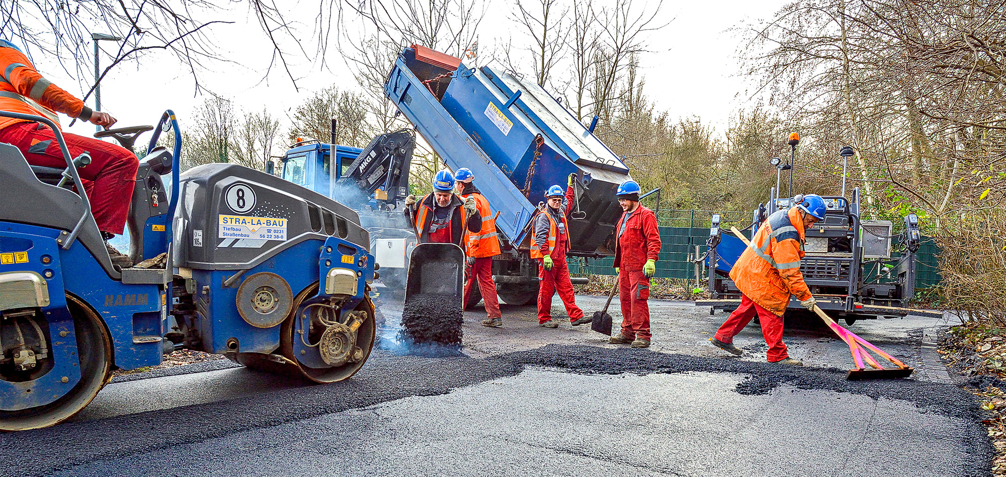 Spezialisten im Straßen-, Asphalt-, Kanal- und Tiefbau gesucht? Bestens, denn das sind genau unsere Baustellen. Mit mehr als 35 Jahren Erfahrung in diesen Bereichen und als qualifizierter Fachbetrieb für WHG Dichtflächen haben Sie mit STRA-LA-BAU einen zuverlässigen Partner an Ihrer Seite, wenn es um die termingerechte und professionelle Realisation von Bauvorhaben geht. Unsere Experten beraten Sie gern ausführlich zu unseren flexiblen und individuellen Leistungen. Sprechen Sie uns an, wir freuen uns auf Sie, Ihr Team STRA-LA-BAU