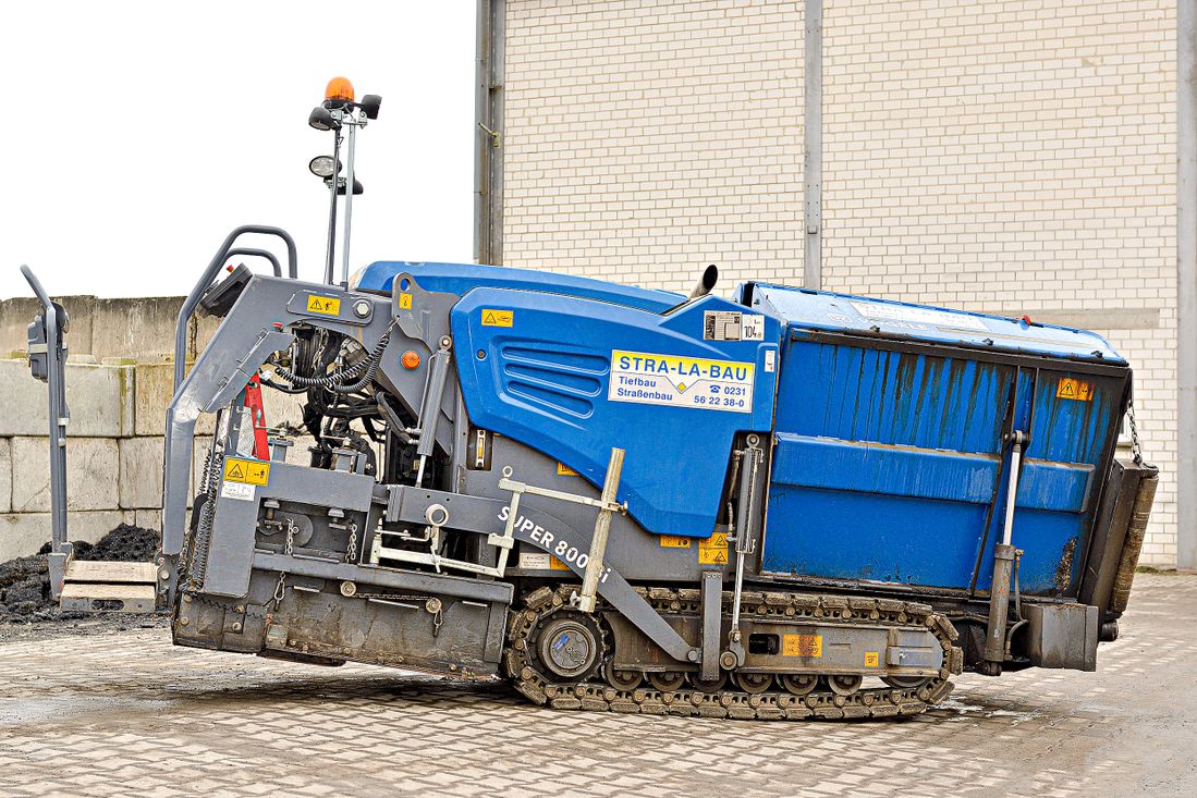 Spezialisten im Straßen-, Asphalt-, Kanal- und Tiefbau gesucht? Bestens, denn das sind genau unsere Baustellen. Mit mehr als 35 Jahren Erfahrung in diesen Bereichen und als qualifizierter Fachbetrieb für WHG Dichtflächen haben Sie mit STRA-LA-BAU einen zuverlässigen Partner an Ihrer Seite, wenn es um die termingerechte und professionelle Realisation von Bauvorhaben geht. Unsere Experten beraten Sie gern ausführlich zu unseren flexiblen und individuellen Leistungen.