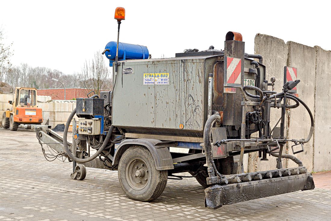 Spezialisten im Straßen-, Asphalt-, Kanal- und Tiefbau gesucht? Bestens, denn das sind genau unsere Baustellen. Mit mehr als 35 Jahren Erfahrung in diesen Bereichen und als qualifizierter Fachbetrieb für WHG Dichtflächen haben Sie mit STRA-LA-BAU einen zuverlässigen Partner an Ihrer Seite, wenn es um die termingerechte und professionelle Realisation von Bauvorhaben geht. Unsere Experten beraten Sie gern ausführlich zu unseren flexiblen und individuellen Leistungen.