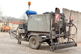 Spezialisten im Straßen-, Asphalt-, Kanal- und Tiefbau gesucht? Bestens, denn das sind genau unsere Baustellen. Mit mehr als 35 Jahren Erfahrung in diesen Bereichen und als qualifizierter Fachbetrieb für WHG Dichtflächen haben Sie mit STRA-LA-BAU einen zuverlässigen Partner an Ihrer Seite, wenn es um die termingerechte und professionelle Realisation von Bauvorhaben geht. Unsere Experten beraten Sie gern ausführlich zu unseren flexiblen und individuellen Leistungen.