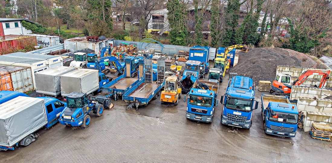 Spezialisten im Straßen-, Asphalt-, Kanal- und Tiefbau gesucht? Bestens, denn das sind genau unsere Baustellen. Mit mehr als 35 Jahren Erfahrung in diesen Bereichen und als qualifizierter Fachbetrieb für WHG Dichtflächen haben Sie mit STRA-LA-BAU einen zuverlässigen Partner an Ihrer Seite, wenn es um die termingerechte und professionelle Realisation von Bauvorhaben geht. Unsere Experten beraten Sie gern ausführlich zu unseren flexiblen und individuellen Leistungen.