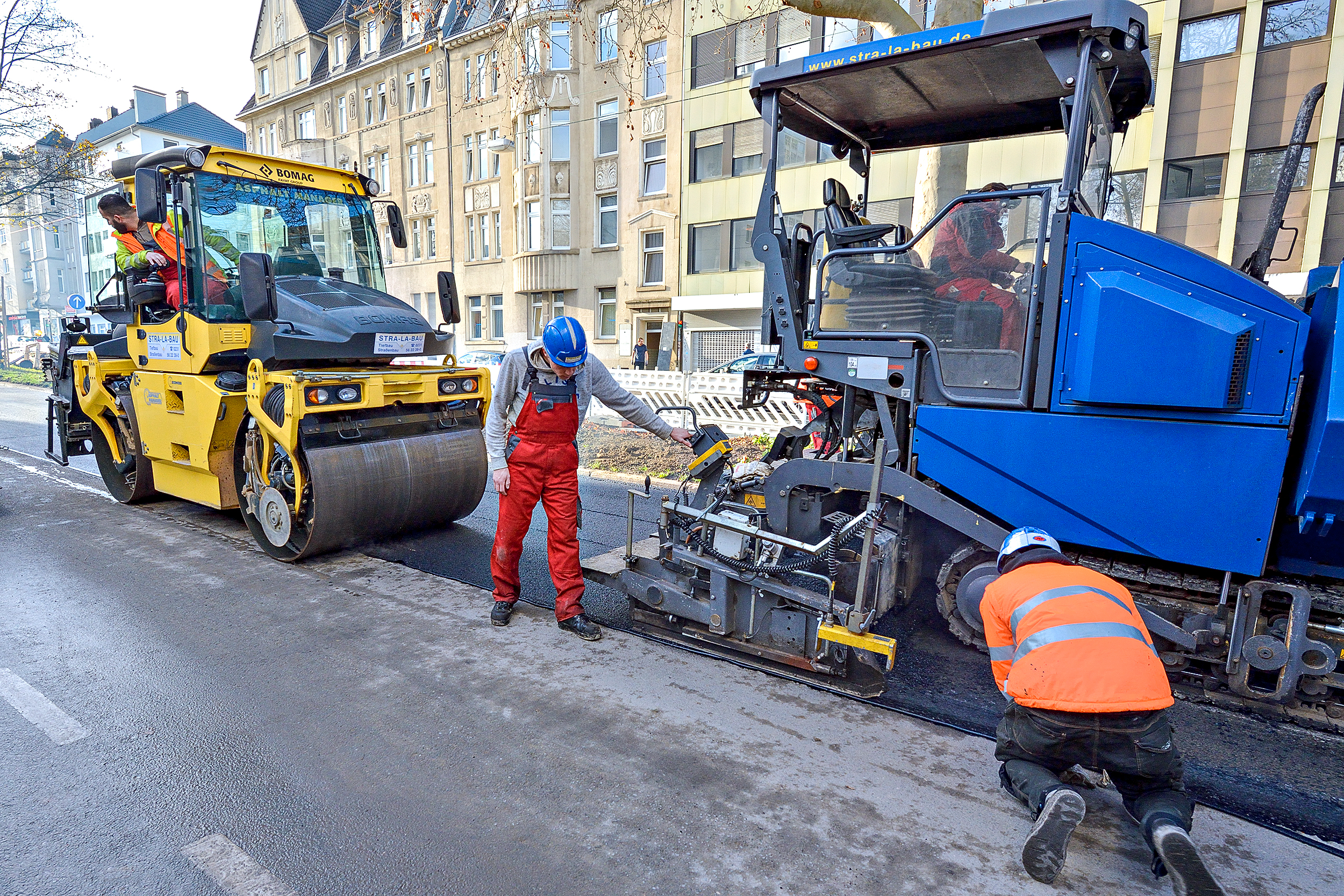 Unsere Leistungen – Als erfahrene Spezialisten in den Bereichen Straßenbau, Asphalttechnik, Tiefbau, Kanalbau und als Fachbetrieb für WHG Dichtflächen haben Sie mit uns - von der Planung bis zur professionellen Durchführung - einen qualifizierten Partner an Ihrer Seite.