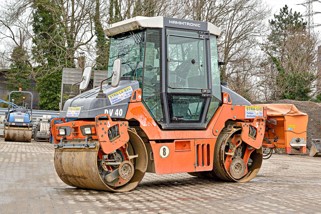 Spezialisten im Straßen-, Asphalt-, Kanal- und Tiefbau gesucht? Bestens, denn das sind genau unsere Baustellen. Mit mehr als 35 Jahren Erfahrung in diesen Bereichen und als qualifizierter Fachbetrieb für WHG Dichtflächen haben Sie mit STRA-LA-BAU einen zuverlässigen Partner an Ihrer Seite, wenn es um die termingerechte und professionelle Realisation von Bauvorhaben geht. Unsere Experten beraten Sie gern ausführlich zu unseren flexiblen und individuellen Leistungen.