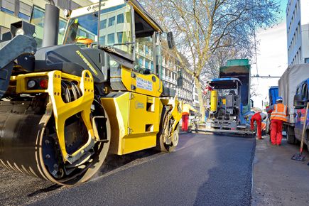 Spezialisten im Straßen-, Asphalt-, Kanal- und Tiefbau gesucht? Bestens, denn das sind genau unsere Baustellen. Mit mehr als 35 Jahren Erfahrung in diesen Bereichen und als qualifizierter Fachbetrieb für WHG Dichtflächen haben Sie mit STRA-LA-BAU einen zuverlässigen Partner an Ihrer Seite, wenn es um die termingerechte und professionelle Realisation von Bauvorhaben geht. Unsere Experten beraten Sie gern ausführlich zu unseren flexiblen und individuellen Leistungen. Sprechen Sie uns an, wir freuen uns auf Sie, Ihr Team STRA-LA-BAU
