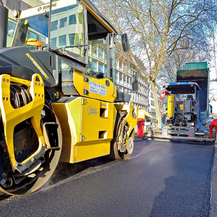 Spezialisten im Straßen-, Asphalt-, Kanal- und Tiefbau gesucht? Bestens, denn das sind genau unsere Baustellen. Mit mehr als 35 Jahren Erfahrung in diesen Bereichen und als qualifizierter Fachbetrieb für WHG Dichtflächen haben Sie mit STRA-LA-BAU einen zuverlässigen Partner an Ihrer Seite, wenn es um die termingerechte und professionelle Realisation von Bauvorhaben geht. Unsere Experten beraten Sie gern ausführlich zu unseren flexiblen und individuellen Leistungen. Sprechen Sie uns an, wir freuen uns auf Sie, Ihr Team STRA-LA-BAU