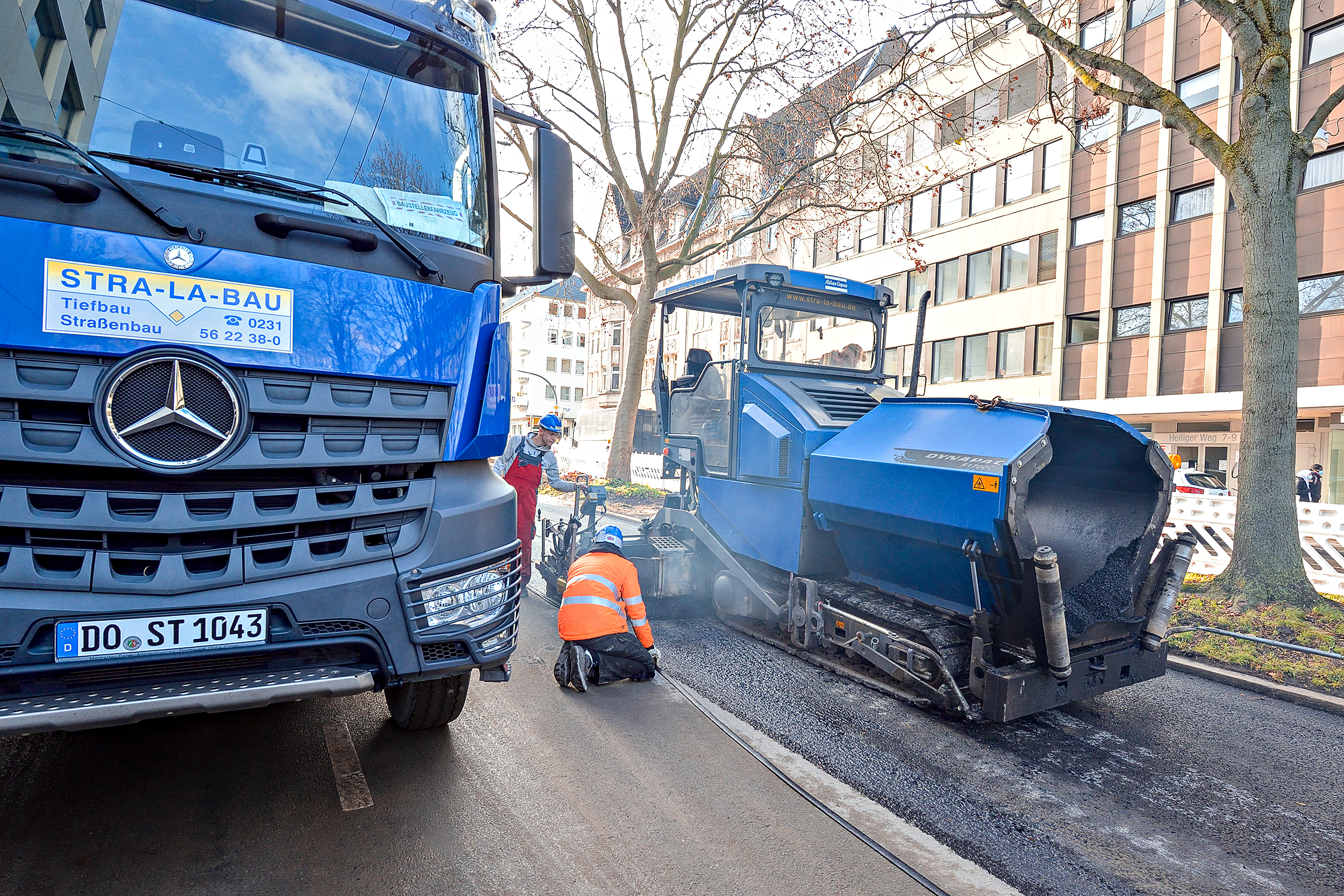 Wir realisieren hochwertige und anforderungsgerechte Bauwerke für Kunden, die wir über lange Jahre kompetent, sachverständig, zuverlässig, wirtschaftlich und fair bedienen. Natürlich arbeiten wir aber auch für „Einmalkunden“ mit der gleichen Leidenschaft. Unser großes Plus: Flexibilität in der Terminierung. Kurze Bauzeiten bewerkstelligen wir ebenso souverän wie länger dauernde Projekte: Fachlich hochkompetent und mit einem maximalen Grad an Beratung. Dabei setzen wir auf das Miteinander. Doch nicht nur bei Projekten, sondern auch im täglichen Umgang mit unseren Mitarbeitern steht Kollegialität an vorderster Stelle. Und unsere Philosophie gibt uns recht: Viele unserer Mitarbeiter, ausnahmslos Fachleute, sind bei uns seit Jahrzehnten beschäftigt. Eine Treue, die sich auszahlt – für uns, unsere Kunden und unsere Mitarbeiter, denn Einsatzfreude und Leidenschaft versprüht das Team von STRA-LA-Bau in jedem Projekt. Sie werden es merken!