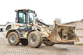Spezialisten im Straßen-, Asphalt-, Kanal- und Tiefbau gesucht? Bestens, denn das sind genau unsere Baustellen. Mit mehr als 35 Jahren Erfahrung in diesen Bereichen und als qualifizierter Fachbetrieb für WHG Dichtflächen haben Sie mit STRA-LA-BAU einen zuverlässigen Partner an Ihrer Seite, wenn es um die termingerechte und professionelle Realisation von Bauvorhaben geht. Unsere Experten beraten Sie gern ausführlich zu unseren flexiblen und individuellen Leistungen.