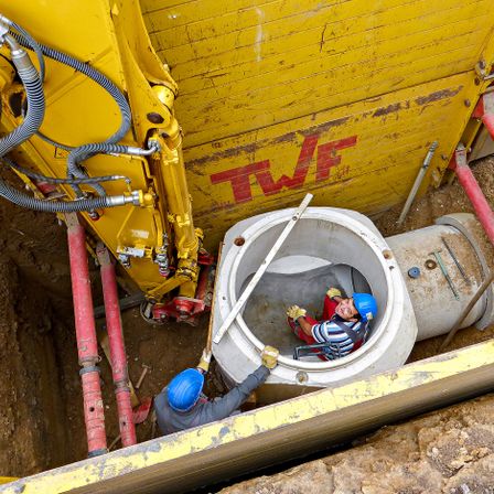 Spezialisten im Straßen-, Asphalt-, Kanal- und Tiefbau gesucht? Bestens, denn das sind genau unsere Baustellen. Mit mehr als 35 Jahren Erfahrung in diesen Bereichen und als qualifizierter Fachbetrieb für WHG Dichtflächen haben Sie mit STRA-LA-BAU einen zuverlässigen Partner an Ihrer Seite, wenn es um die termingerechte und professionelle Realisation von Bauvorhaben geht. Unsere Experten beraten Sie gern ausführlich zu unseren flexiblen und individuellen Leistungen. Sprechen Sie uns an, wir freuen uns auf Sie, Ihr Team STRA-LA-BAU