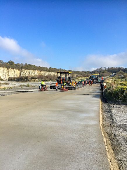 Spezialisten im Straßen-, Asphalt-, Kanal- und Tiefbau gesucht? Bestens, denn das sind genau unsere Baustellen. Mit mehr als 35 Jahren Erfahrung in diesen Bereichen und als qualifizierter Fachbetrieb für WHG Dichtflächen haben Sie mit STRA-LA-BAU einen zuverlässigen Partner an Ihrer Seite, wenn es um die termingerechte und professionelle Realisation von Bauvorhaben geht. Unsere Experten beraten Sie gern ausführlich zu unseren flexiblen und individuellen Leistungen. Sprechen Sie uns an, wir freuen uns auf Sie, Ihr Team STRA-LA-BAU