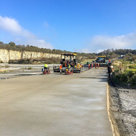 Spezialisten im Straßen-, Asphalt-, Kanal- und Tiefbau gesucht? Bestens, denn das sind genau unsere Baustellen. Mit mehr als 35 Jahren Erfahrung in diesen Bereichen und als qualifizierter Fachbetrieb für WHG Dichtflächen haben Sie mit STRA-LA-BAU einen zuverlässigen Partner an Ihrer Seite, wenn es um die termingerechte und professionelle Realisation von Bauvorhaben geht. Unsere Experten beraten Sie gern ausführlich zu unseren flexiblen und individuellen Leistungen. Sprechen Sie uns an, wir freuen uns auf Sie, Ihr Team STRA-LA-BAU