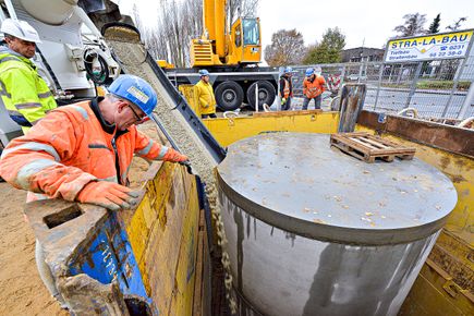 Spezialisten im Straßen-, Asphalt-, Kanal- und Tiefbau gesucht? Bestens, denn das sind genau unsere Baustellen. Mit mehr als 35 Jahren Erfahrung in diesen Bereichen und als qualifizierter Fachbetrieb für WHG Dichtflächen haben Sie mit STRA-LA-BAU einen zuverlässigen Partner an Ihrer Seite, wenn es um die termingerechte und professionelle Realisation von Bauvorhaben geht. Unsere Experten beraten Sie gern ausführlich zu unseren flexiblen und individuellen Leistungen. Sprechen Sie uns an, wir freuen uns auf Sie, Ihr Team STRA-LA-BAU