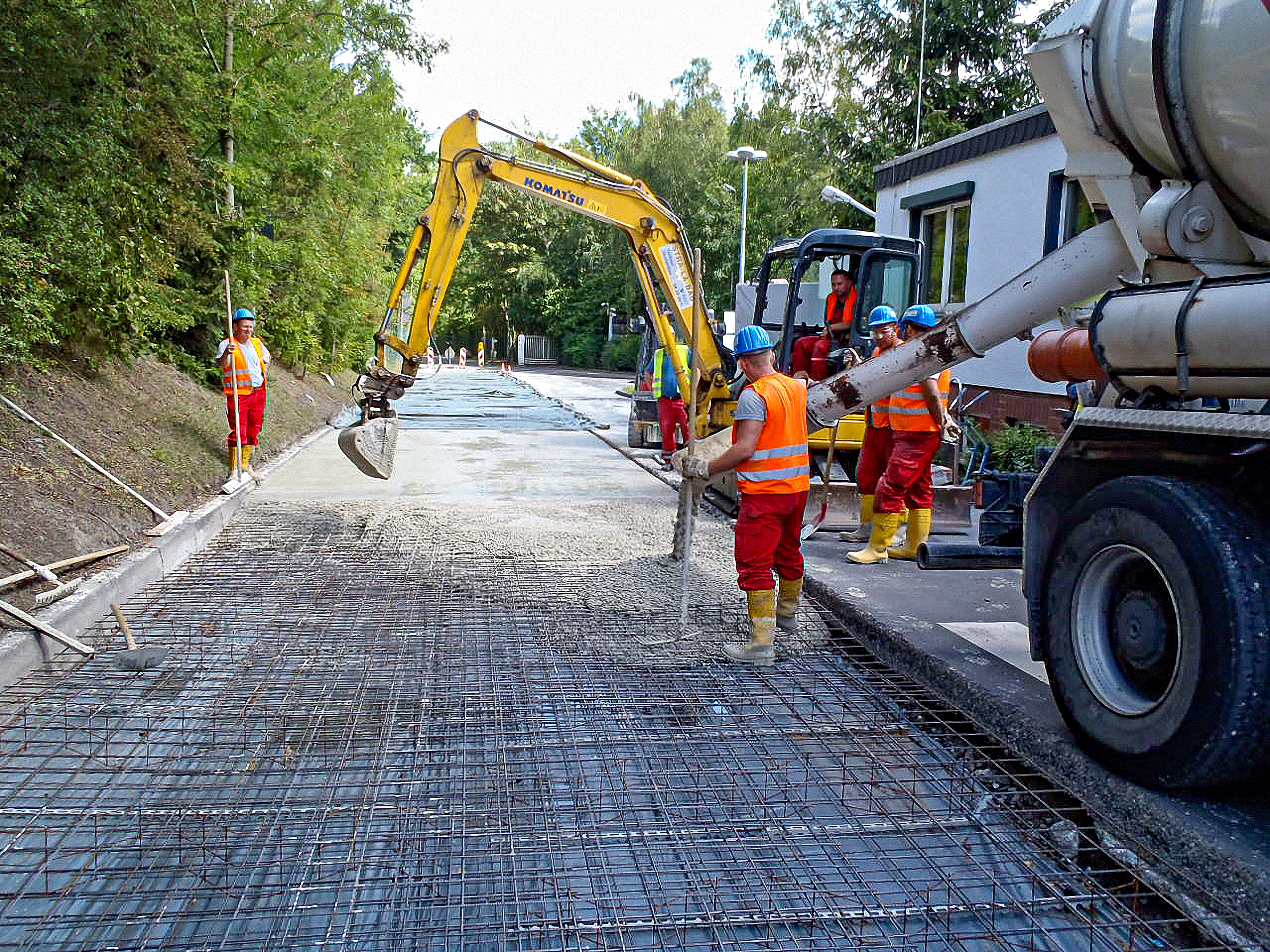 Hochbelastet Fahrbahnen und Stellflächen, die mit Asphalt- und Pflasteroberbauten nicht dauerhaft befestigt werden können, machen insbesondere bei Gewerbe-, Industrie- und Logistikbetrieben den Bau von Betonfahrbahnen fast zwingend erforderlich. Neben herkömmlichen hergestellten Betonflächen in Ortbetonbauweise bieten wir auch wirtschaftlich sehr interessante Walzbetonflächen und PCC-Flächen (Paver Compacted Concrete) an. Bei uns erhalten Sie Beratung, Planung und Bau - alles aus einer Hand. 