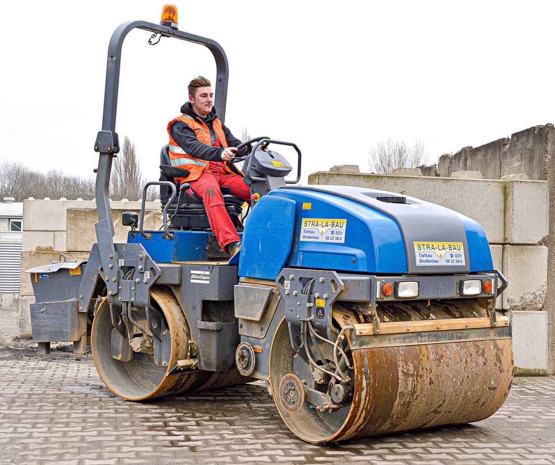 Spezialisten im Straßen-, Asphalt-, Kanal- und Tiefbau gesucht? Bestens, denn das sind genau unsere Baustellen. Mit mehr als 35 Jahren Erfahrung in diesen Bereichen und als qualifizierter Fachbetrieb für WHG Dichtflächen haben Sie mit STRA-LA-BAU einen zuverlässigen Partner an Ihrer Seite, wenn es um die termingerechte und professionelle Realisation von Bauvorhaben geht. Unsere Experten beraten Sie gern ausführlich zu unseren flexiblen und individuellen Leistungen.