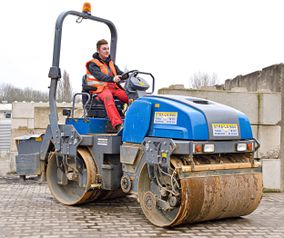 Spezialisten im Straßen-, Asphalt-, Kanal- und Tiefbau gesucht? Bestens, denn das sind genau unsere Baustellen. Mit mehr als 35 Jahren Erfahrung in diesen Bereichen und als qualifizierter Fachbetrieb für WHG Dichtflächen haben Sie mit STRA-LA-BAU einen zuverlässigen Partner an Ihrer Seite, wenn es um die termingerechte und professionelle Realisation von Bauvorhaben geht. Unsere Experten beraten Sie gern ausführlich zu unseren flexiblen und individuellen Leistungen.