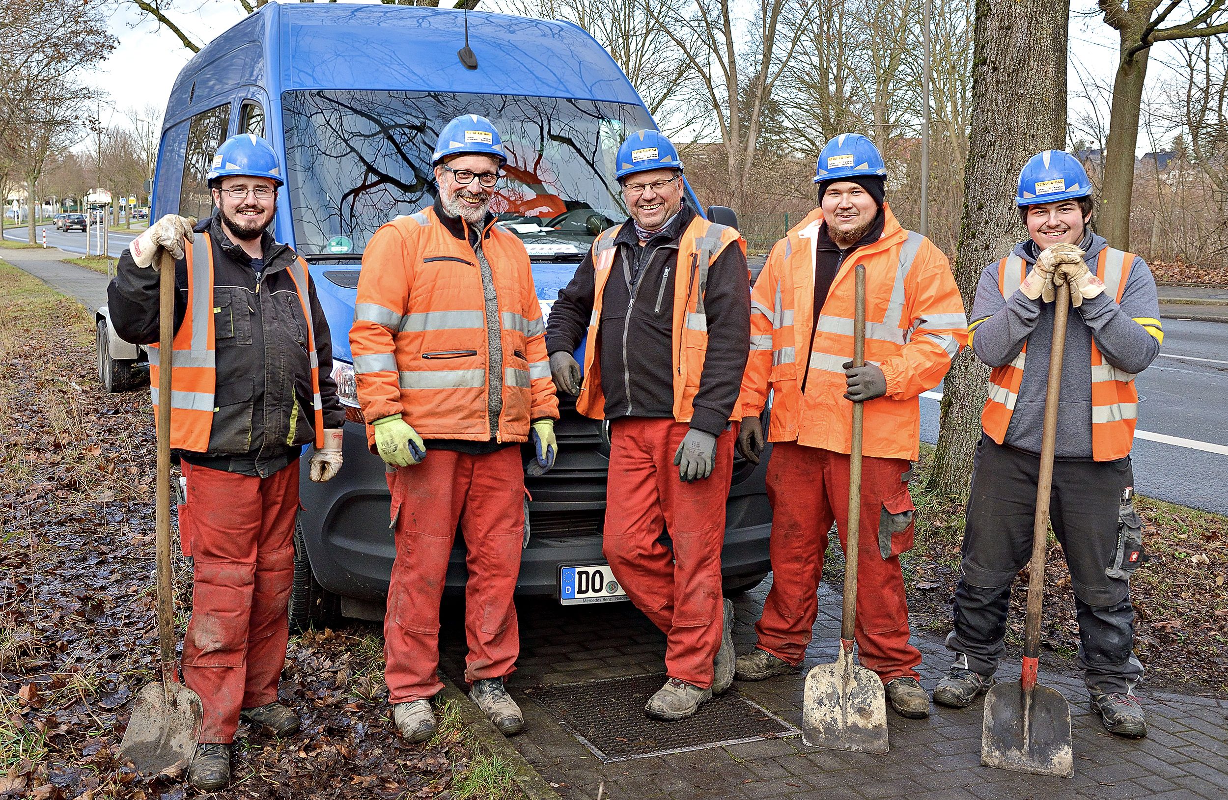 Spezialisten im Straßen-, Asphalt-, Kanal- und Tiefbau gesucht? Bestens, denn das sind genau unsere Baustellen. Mit mehr als 35 Jahren Erfahrung in diesen Bereichen und als qualifizierter Fachbetrieb für WHG Dichtflächen haben Sie mit STRA-LA-BAU einen zuverlässigen Partner an Ihrer Seite, wenn es um die termingerechte und professionelle Realisation von Bauvorhaben geht. Unsere Experten beraten Sie gern ausführlich zu unseren flexiblen und individuellen Leistungen.