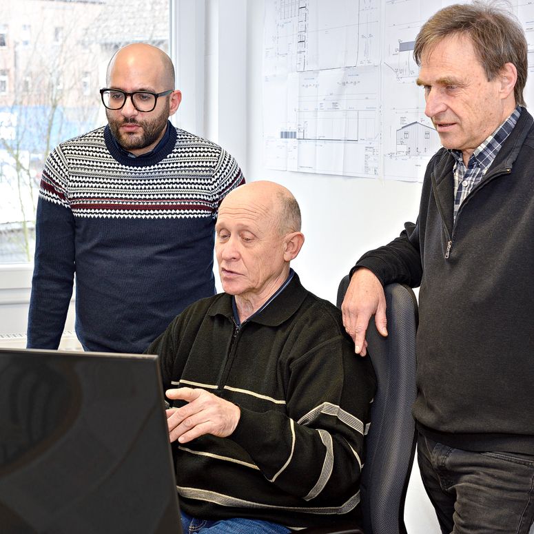 Spezialisten im Straßen-, Asphalt-, Kanal- und Tiefbau gesucht? Bestens, denn das sind genau unsere Baustellen. Mit mehr als 35 Jahren Erfahrung in diesen Bereichen und als qualifizierter Fachbetrieb für WHG Dichtflächen haben Sie mit STRA-LA-BAU einen zuverlässigen Partner an Ihrer Seite, wenn es um die termingerechte und professionelle Realisation von Bauvorhaben geht. Unsere Experten beraten Sie gern ausführlich zu unseren flexiblen und individuellen Leistungen.