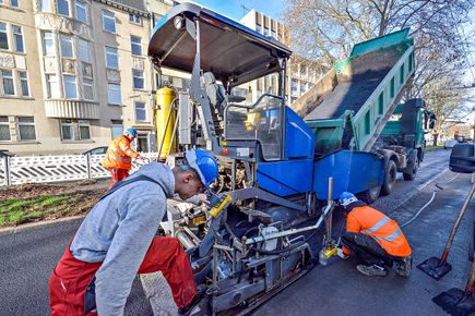 Spezialisten im Straßen-, Asphalt-, Kanal- und Tiefbau gesucht? Bestens, denn das sind genau unsere Baustellen. Mit mehr als 35 Jahren Erfahrung in diesen Bereichen und als qualifizierter Fachbetrieb für WHG Dichtflächen haben Sie mit STRA-LA-BAU einen zuverlässigen Partner an Ihrer Seite, wenn es um die termingerechte und professionelle Realisation von Bauvorhaben geht. Unsere Experten beraten Sie gern ausführlich zu unseren flexiblen und individuellen Leistungen. Sprechen Sie uns an, wir freuen uns auf Sie, Ihr Team STRA-LA-BAU