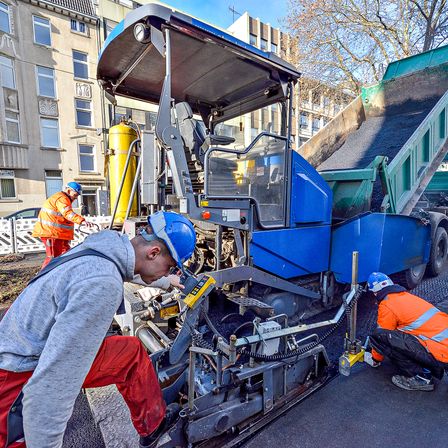 Spezialisten im Straßen-, Asphalt-, Kanal- und Tiefbau gesucht? Bestens, denn das sind genau unsere Baustellen. Mit mehr als 35 Jahren Erfahrung in diesen Bereichen und als qualifizierter Fachbetrieb für WHG Dichtflächen haben Sie mit STRA-LA-BAU einen zuverlässigen Partner an Ihrer Seite, wenn es um die termingerechte und professionelle Realisation von Bauvorhaben geht. Unsere Experten beraten Sie gern ausführlich zu unseren flexiblen und individuellen Leistungen. Sprechen Sie uns an, wir freuen uns auf Sie, Ihr Team STRA-LA-BAU