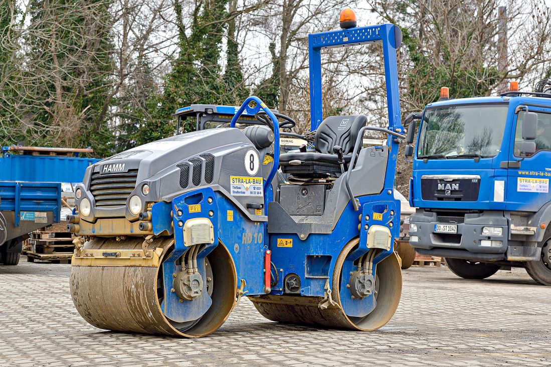 Spezialisten im Straßen-, Asphalt-, Kanal- und Tiefbau gesucht? Bestens, denn das sind genau unsere Baustellen. Mit mehr als 35 Jahren Erfahrung in diesen Bereichen und als qualifizierter Fachbetrieb für WHG Dichtflächen haben Sie mit STRA-LA-BAU einen zuverlässigen Partner an Ihrer Seite, wenn es um die termingerechte und professionelle Realisation von Bauvorhaben geht. Unsere Experten beraten Sie gern ausführlich zu unseren flexiblen und individuellen Leistungen.
