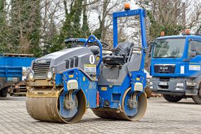 Spezialisten im Straßen-, Asphalt-, Kanal- und Tiefbau gesucht? Bestens, denn das sind genau unsere Baustellen. Mit mehr als 35 Jahren Erfahrung in diesen Bereichen und als qualifizierter Fachbetrieb für WHG Dichtflächen haben Sie mit STRA-LA-BAU einen zuverlässigen Partner an Ihrer Seite, wenn es um die termingerechte und professionelle Realisation von Bauvorhaben geht. Unsere Experten beraten Sie gern ausführlich zu unseren flexiblen und individuellen Leistungen.