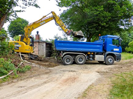 Spezialisten im Straßen-, Asphalt-, Kanal- und Tiefbau gesucht? Bestens, denn das sind genau unsere Baustellen. Mit mehr als 35 Jahren Erfahrung in diesen Bereichen und als qualifizierter Fachbetrieb für WHG Dichtflächen haben Sie mit STRA-LA-BAU einen zuverlässigen Partner an Ihrer Seite, wenn es um die termingerechte und professionelle Realisation von Bauvorhaben geht. Unsere Experten beraten Sie gern ausführlich zu unseren flexiblen und individuellen Leistungen. Sprechen Sie uns an, wir freuen uns auf Sie, Ihr Team STRA-LA-BAU
