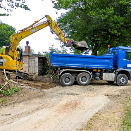 Spezialisten im Straßen-, Asphalt-, Kanal- und Tiefbau gesucht? Bestens, denn das sind genau unsere Baustellen. Mit mehr als 35 Jahren Erfahrung in diesen Bereichen und als qualifizierter Fachbetrieb für WHG Dichtflächen haben Sie mit STRA-LA-BAU einen zuverlässigen Partner an Ihrer Seite, wenn es um die termingerechte und professionelle Realisation von Bauvorhaben geht. Unsere Experten beraten Sie gern ausführlich zu unseren flexiblen und individuellen Leistungen. Sprechen Sie uns an, wir freuen uns auf Sie, Ihr Team STRA-LA-BAU